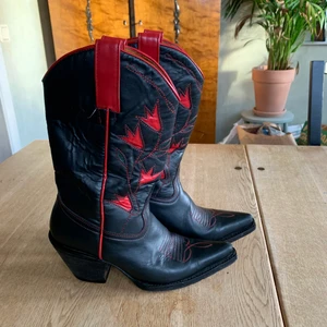 Retro Cowboy boots - Cowboy boots - hittade second hand men i väldigt gott skick. Mellanhöga, riktigt läder och stl. 38 men passar bra på mig som är en 37a. 
