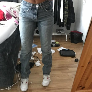 Mid rise jeans - Mid rise raka jeans (full length) ifrån zara i den perfekta blåa färgen. Storlek 36 och passar mig som är 173 cm (hade eventuellt även passat någon längre). Även monterat till en extra knapp som man kan se på sista bilden. Säljer endast för bra bud då jag är lite osäker om jag vill bli av med dem än :) Frakt betalas av köparen 😁 