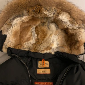 Parajumper longbear dam strlk M. - Använd endast 1 vinter. Köpt från NK (Nordiska Kompaniet). 