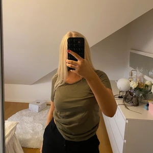 Tshirt - Grön tshirt från gina tricot, storlek XS. Frakt ingår i priset