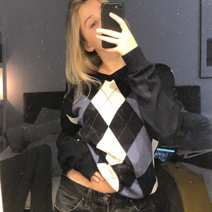 Rutig stickad tröja - Farfarsrutig stickad tröja. Mörkblå. Storlek L men skulle mer säga S/M. Frakt tillkommer💕💕💕