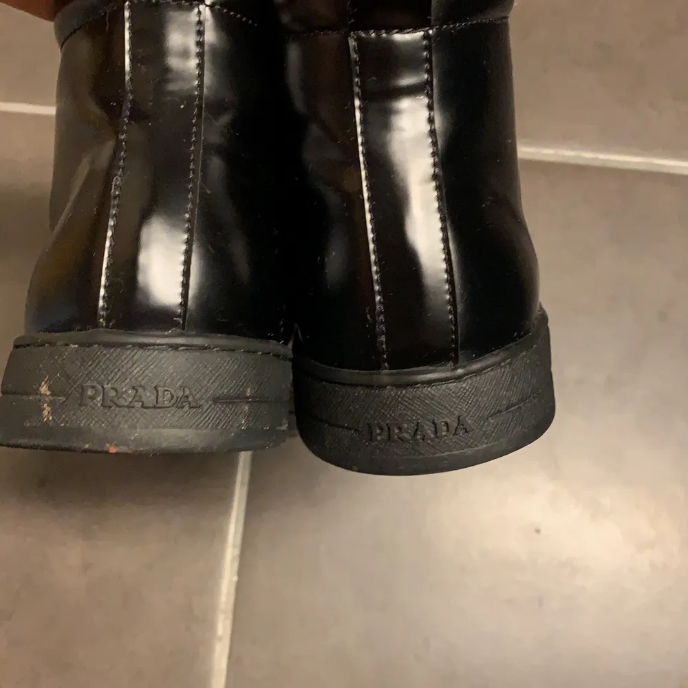 Prada skor, blandning av fin sko och en skön casual sneaker. Perfekt till höst men framförallt vintern då dom håller fötterna varma. Lätta att göra rena. Säljer skorna då jag knappt andvänt dom pga inte riktigt min stil. Gör självklart rent skorna innan försäljning.. Skor.