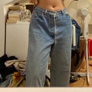 Skit fina vintage levis (modell 501). Bra skick, har några brister, kan skicka bild om önskas. Ganska stora, står att midja är 29 men skulle snarare påstå att den är 30/31 och längden är 34!!