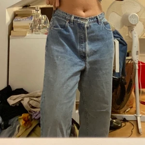 Levis - Skit fina vintage levis (modell 501). Bra skick, har några brister, kan skicka bild om önskas. Ganska stora, står att midja är 29 men skulle snarare påstå att den är 30/31 och längden är 34!!