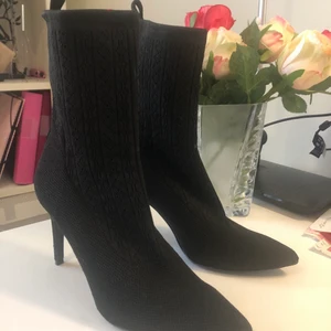 Henry Kole stövletter - helt nya  - Hej! Säljer ett par helt nya stövletter från Henry Kole pga en fotskada så jag kan inte gå i klackar. Jag har aldrig använt dem så de är helt nya. Stl 37, höga smala svinsnygga klackar.  Nypris 1995 - prislappen finns kvar.