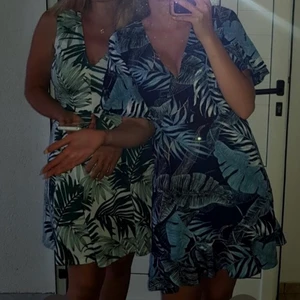 Söt klänning - Säljer denna blåa fina klänningen som jag har använt vid några få tillfällen, köpt från Nelly och är i superfint skick🥰 frakten är inräknad❤️  sitter perfekt på mig som är en S