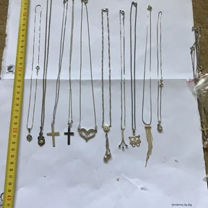 Äkta silver halsband med hänge  - Alla halsband och hänge är äkta silver och stämpelat. Storlek mellan 42-50. 220kr /st plus 15kr frakt. Alla är helt.