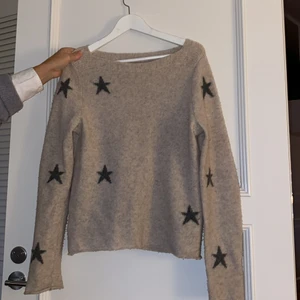 Hunkydory tröja - Hunkydory tröja med stjärnor. Väl använd men i fint skick! Storlek S.  BUDGIVNING DÅ DET FINNS ETT STORT INTRESSE. ÖKAS MED MINST 20KR PER BUD. 🥰