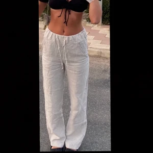 Linne byxor - Säljer nu dessa SÅÅÅ snygga och sköna linnebyxor från a-disign (100%linne)  i nyskick🤍 Jätte fin passform! storlek: XXS, de är långa i modellen så passar dig som är 165-173 beroende på hur du vill ha dom🤎 Slut på hemsidan Nypris: 799kr! OBS: Buda bara ifall du är säker om du vill köpa!! Köp direkt för 600