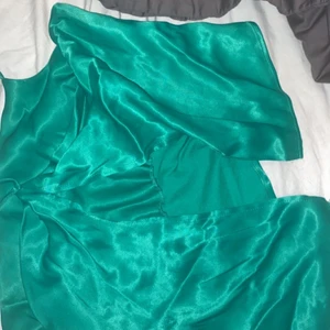 Zara topp str S💕 - Säljer denna snygga toppen från Zara då den it kmr till användning 💕 Den ä mörk grön som man ser på bild 2💕 aldrig använd