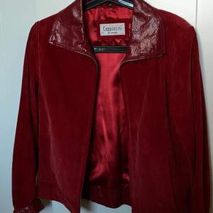 Röd mocka imitation jacka med läder detaljer. Super fin och använd endast en gång. Köpt på second hand för 80 säljer för 70:-