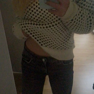 stickad tröja  - Stickad tröja från HM. Har en liten rosa fläck på ärmen (bild 2) men inget man tänker på💓Priset är inklusive frakt💕💕😝