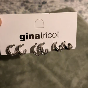 Örhängen  - Säljer dessa helt oanvända örhängen från ginatricor eftersom att jag inte tål örhängen som inte är äkta silver. Som sagt så är de helt oanvända och de köptes för 99kr på Gina för några veckor sedan.