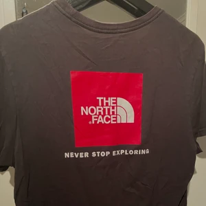 North Face T-shirt  - T-shirt från The North Face i mäns storlek M. I fint skick 