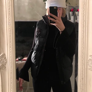 Vinterväst med två stilar🤍  - Mysig svart vinterväst säljes! Sparsamt använd. Fungerar perfekt nu till vintern pga dess vaddering. Står ingen storlek men sitter som en S/M. Går att bära västen som svart eller grårutig beroende på vilken sida du väljer att vända utåt. Rymliga fickor & hög krage.🖤 Betalning sker via swish! Köparen står för frakt!