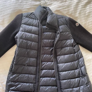Moncler jacka - Säljer nu min fina moncler jacka som inte längre kommer till någon användning, finns ett litet hål på höger sida av jackan som säkert går att fixa enkelt, köpt för 6900. Man står för frakten själv