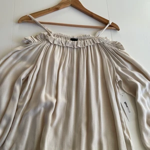 Blus - Blus färg: sand stl: 38 helt oanvänd prislapp kvar! 