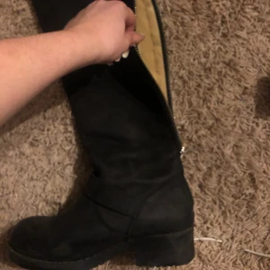 Höga märkes skor - Höga skor med klack. Jätte fint material. Lite smutsiga nu, men det fixar jag innan fraktning. Perfekta till vintern. Ny pris 699kr. Pris kan diskuteras🥰