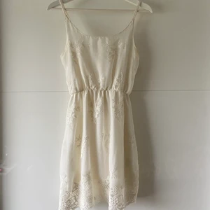 Klänning - Säljer denna supersöta spets klänning. Använd 1 gång! Storlek S. Köparen står för frakt 💞