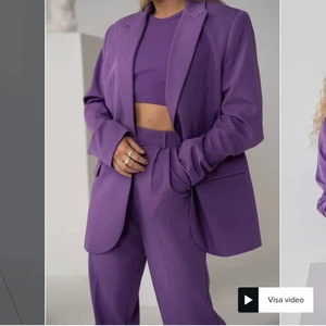 SÖKER LILA KAVAJ - söker mörklila kavaj. Behöver inte va exakt samma som på bilden. 