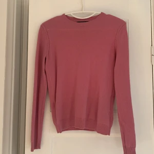 Kashmirtröja från mango - Säljer denna superfina rosa kashmir tröja från mango i storlek s! (Ett litet hål på axeln)