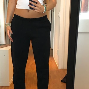 GINA TRICOT MJUKISBYXOR - Supersköna svarta mjukisbyxor från Gina Tricot! Jag har använt dom cirka fem gånger, alltså nästan helt nya❤️ köparen står för frakten:))