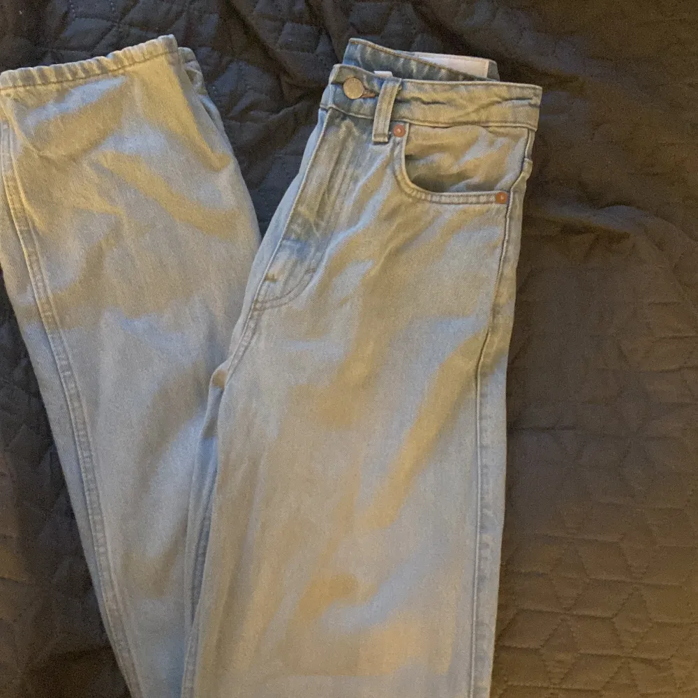 Hej säljer mina fina Rowe jeans från weekday, strl. W26 L34. Jag är 171 och de är ner till fötterna på mig. Byxorna är bara provade och aldrig använda. . Jeans & Byxor.
