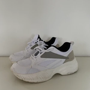 VITA SNEAKERS - RAID - Vita sneakers i gott skick, har bara använts några gånger. Små fläckar men går att tvätta bort. Stl 38/39.