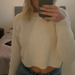 Stickad tröja - Säljer mig vita stockade tröja från Gina som knappt är använd!!💕 ganska så kort men tjock i materialet!!💕 skriv privat för frågor och funderingar💗