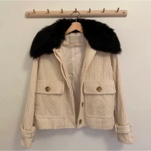 Jacka  - Manchesterjacka med päls på kragen, går att ta av om man vill! Slutsåld limited edition från Massimo dutti💕