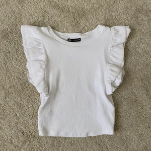 Zara topp  - Säljer min fina oanvända volangtopp från zara! 🤍 Nyskick! Budgivning avslutas på söndag (endast seriösa bud) •Köparen står för frakt och betalning sker via swish•