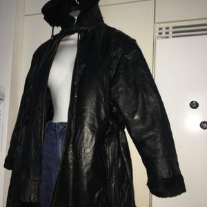 Äkta läder jacka i stl M . Mycket varmt jacka  med den faux päls inutil. Aldrig använt. 