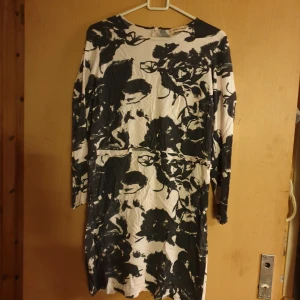 Längre tunika/klänning  - Längre svart/vitmönstrad tunika/klänning,stl s