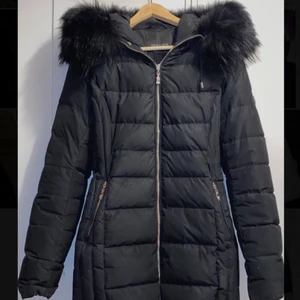 Hollies vinterjacka - Säljer min vinterjacka som är köpt från vivaldi!  Storlek 40, passar lika bra som 38 också!   Jackan har använts i 2 vintrar men är i väldigt bra skick! Säljer då den inte kommer till användning längre, Är även rökfri👍🏼  Jag kan mötas upp in i stan eller i Huddinge.  Nypris: 5000 Mitt pris : 1900  Endast seriösa köpare hör av sig:) 