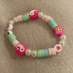 Supergulligt armband grön/blå/rosa❤️ - Säljer detta gulliga armband handgjordt, passar alla storlekar på handleder (även om du har små)🤭❤️