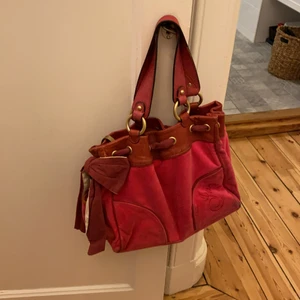 Juicy Couture väska - Då väskan nu inte kommer till användning längre så säljer jag denna fin väska från Juicy Couture (lite gammaldags) men jättefint skick, det kommer vara nytvättad om bara några dagar! Denna väska är köpt för några år sedan så inte använd på länge! Först till kvarn, 400kr 