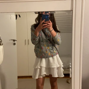 Vit vollangkjol - Säljer denna jätte fina vita kjolen för att den inte används längre! Inga defekter eller fläckar💕 frakt 20:- skickas i vadderat kuvert. Köp direkt för 150kr.