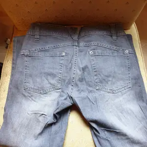 Snyggt slitna jeans Gina T med snygga detaljer
