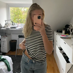 Jättenajs randig tshirt! - Jättefin randig tshirt med rosa detaljer. Köpt på &otherstories. Jättebra skick! Köparen står för frakten🙌🏼🧚‍♂️🥰💘