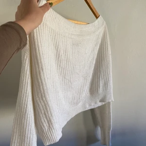 Stickad tröja - En vit stickad offsolder tröja 