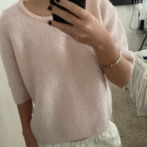 Stickad tröja  - Super snygg tröja med halv långa ärmar. Fin färg och toppen skick! Inte nopprig, använd en gång. Jag är själv en S och den sitter jätte snyggt! Köparen står för frakt! 