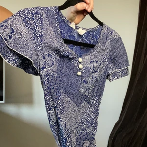 Retro klänning  - Väldigt söt klänning i 100 % bomull ! Sitter väldigt fint (kan ej visa bild då den är för liten för mig). Obs! Man ska inte ha breda axlar för denna klänning för att kunna röra sig fritt.