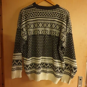 Snygg over sized tröja - Superfin oversized tröja i kvalite.stl xl.längd från axel och ner är 67 cm.missa inte denna!