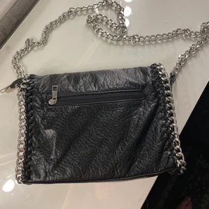 Tiamo väska - En helt ny tiamo väska NYPRIS 499! Säljes för 150kr. Köpare står för frakt, kan även mötas upp!