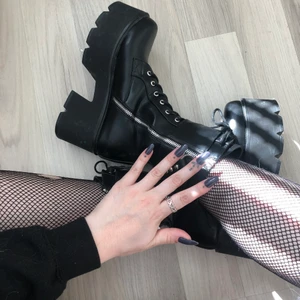 Boots - Supersnygga boots från Lamoda! Endast använda ett par gånger av mig och därför säljer jag dem vidare till ett hem där de kommer till mer användning 💓 Kan ev mötas upp i Stockholm! UK Storlek 3. 