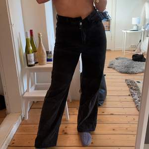 Skit snygga svarta jeans med en annorlunda knäppning. Jag är 163cm lång och dem är perfekta i längden. Storlek S😘