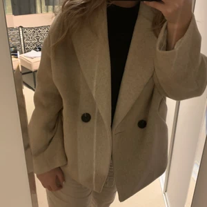 Beige jacka - Jättefin varm jacka från Lindex!❤️ Använd Max 10 gånger så den har inga defekter!❤️ Köpt förra året och säljer pga att den inte används längre!❤️ nypris 1500kr❤️ frakt är ej inräknad!