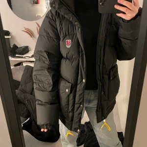 Fjällräven jacka! - Säljer denna fjällräven i M. Den är helt ny!!! Skickar med dustbag samt orginallapparna. Svart! Finns inga tecken på användning. Jättesnygg! Köpte den för 5999:- på naturkompanitet men känner att den inte kommer komma till användning❤️‍🔥 Kan posta med i sådana fall spårbart