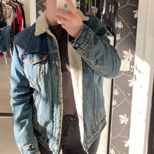 Levis jeansjacka med foder. Storlek XL - Oversized jeansjacka. Storlek XL. Använd sparsam