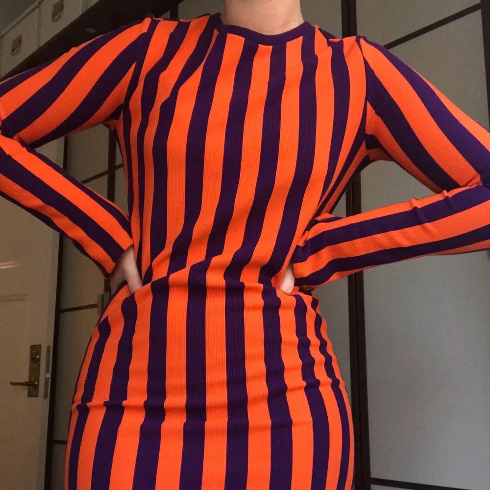 Jag säljer min snygga klänning i orange och lila med ränder 🧡💜 Klänningen är i strl S/M! Den är jättefin och varm vilket gör den perfekt till hösten! Kolla in mina andra auktioner också 💜🧡. Klänningar.